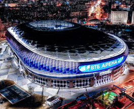 Ночной вид на освещенный стадион ВТБ Арена с воздуха городские огни вокруг